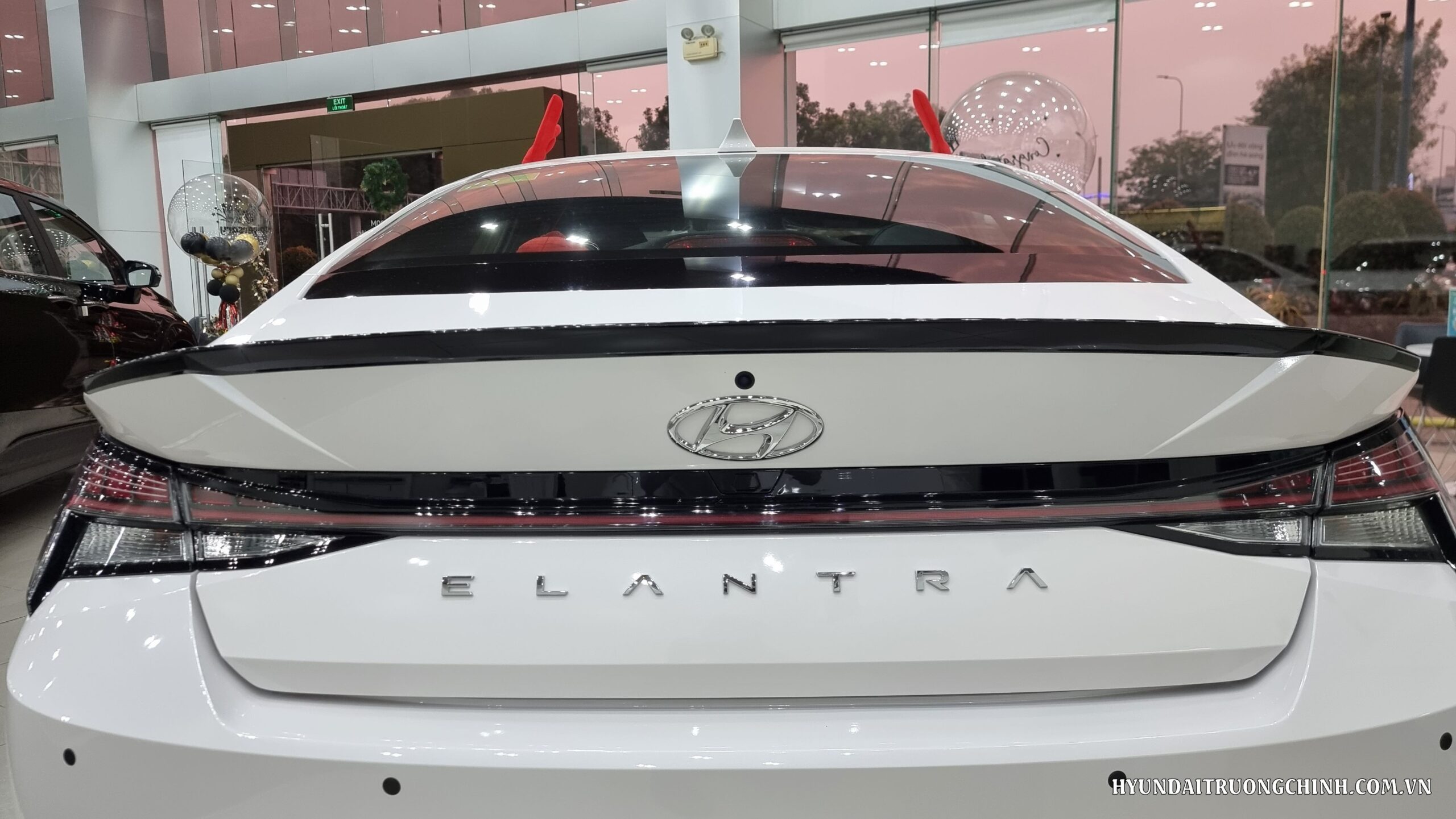 Hyundai Elantra | Chiếc cánh hướng gió nhọn và được nâng cao trên Hyundai Elantra 2024 tăng cường khả năng khí động học, giúp xe dễ dàng tăng tốc hơn. Cản sau được thiết kế to bản, kết hợp ăn ý với bệ vệ và bộ khuếch tán, tạo nên vẻ ngoại thất mạnh mẽ. Ống xả kép mạ chrome, với thiết kế bo tròn, càng làm tăng thêm cảm giác thể thao cho phần sau của xe.