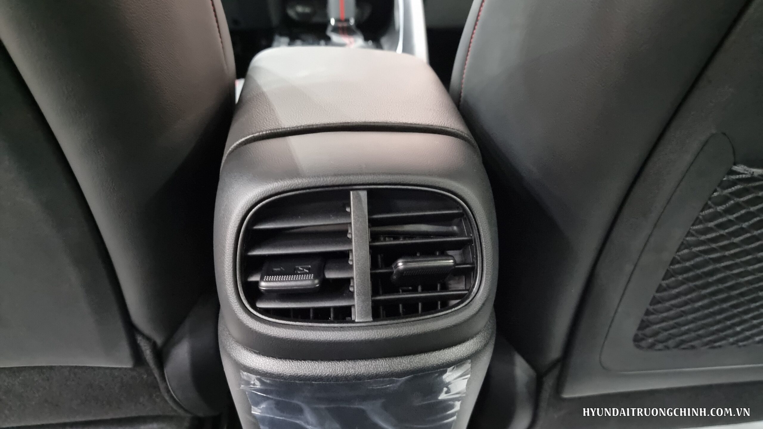 Hyundai elantra | Hệ thống điều hòa tự động 2 vùng trên Hyundai Elantra 2024 cho phép người lái và hành khách phía trước có thể điều chỉnh nhiệt độ và luồng không khí riêng biệt cho từng vùng trong cabin, tạo sự thoải mái và thoáng đãng. Điều này giúp cải thiện trải nghiệm lái xe và sự thoải mái cho các hành khách trong xe.