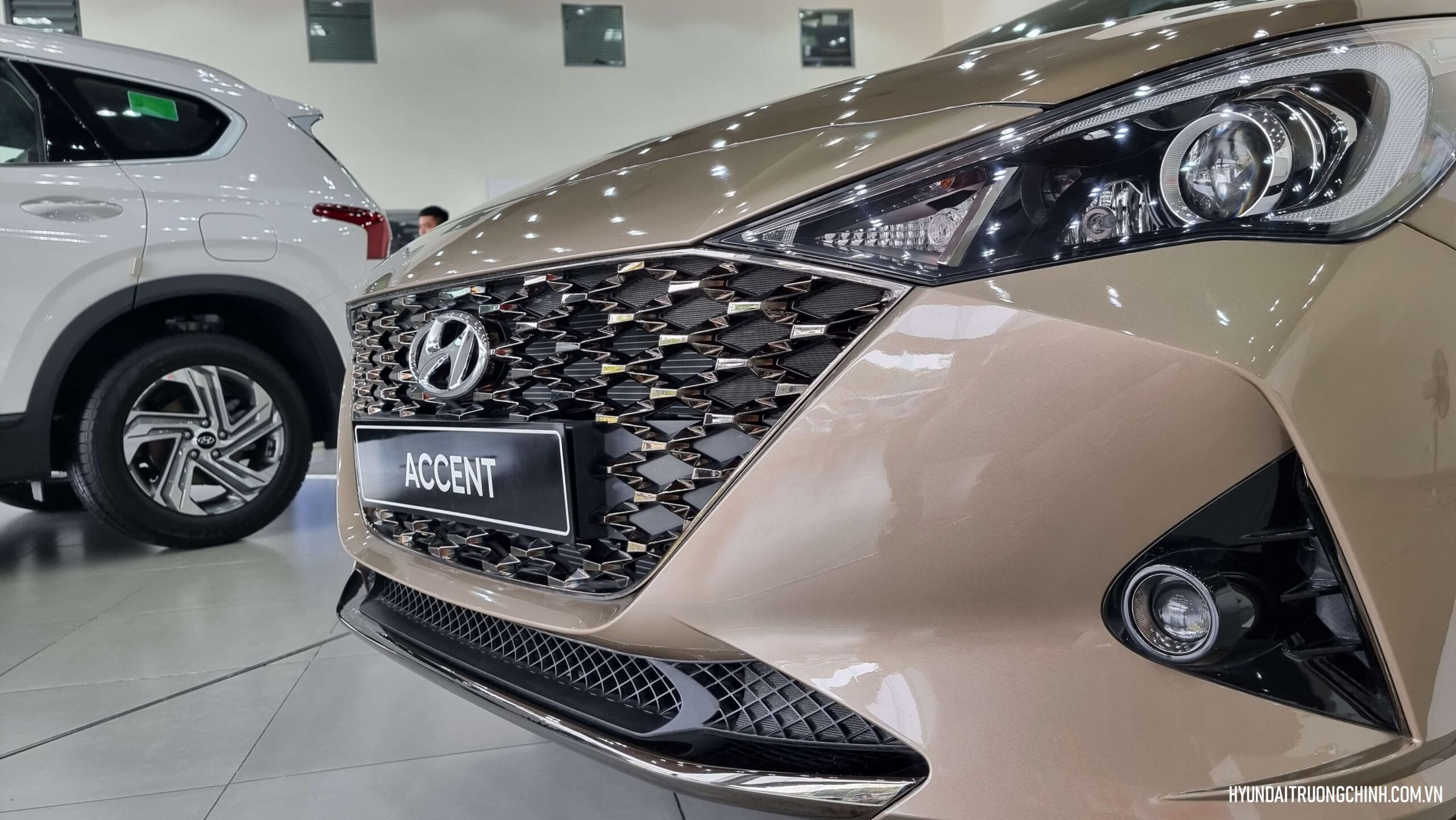 Hyundai Accent 2024 | Lưới tản nhiệt của Hyundai Accent 2024 được thiết kế mới với hoạ tiết hình thoi, phủ một lớp chrome màu khói.