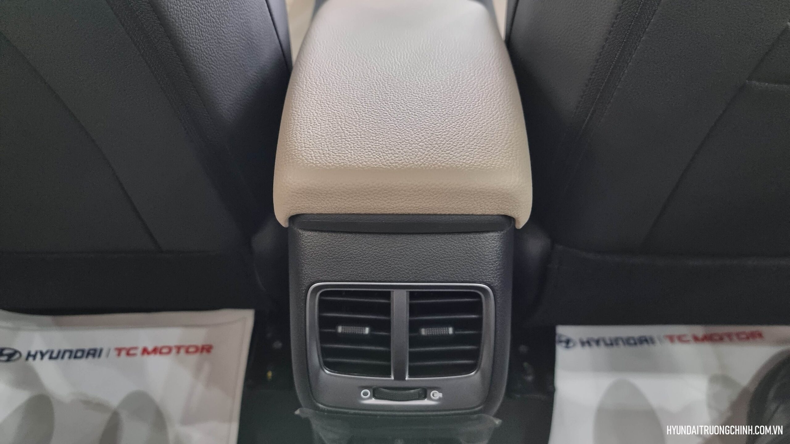 Hyundai Accent 2024 | Tất cả các phiên bản của Hyundai Accent 2024 đều được trang bị cửa gió cho hàng ghế sau, đảm bảo sự thoải mái và thông thoáng cho hành khách phía sau.
