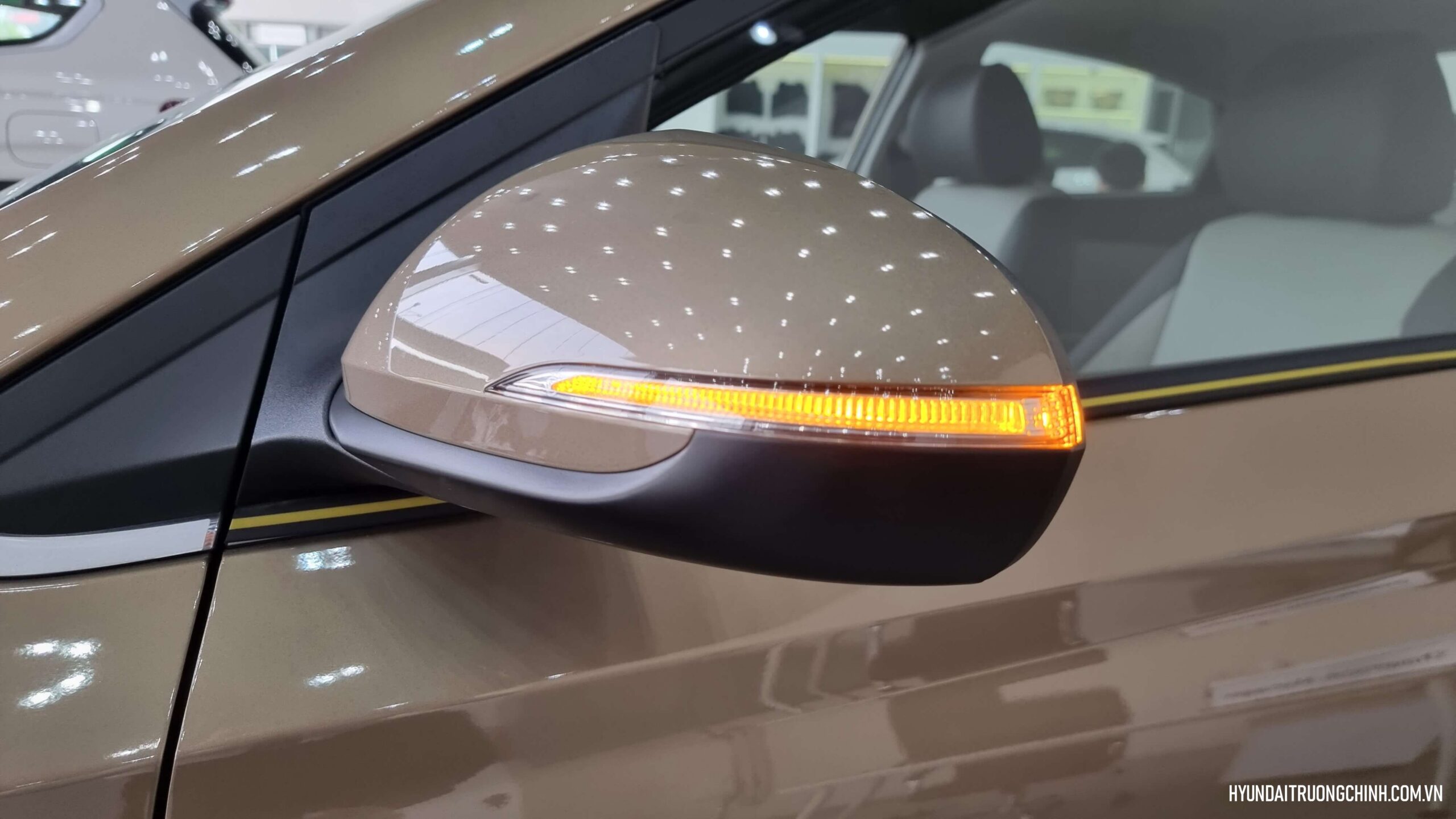 Hyundai Accent | Gương chiếu hậu của Hyundai Accent 2024 được trang bị đầy đủ các chức năng như chỉnh và gập điện, đèn báo rẽ, cùng tính năng sấy gương.