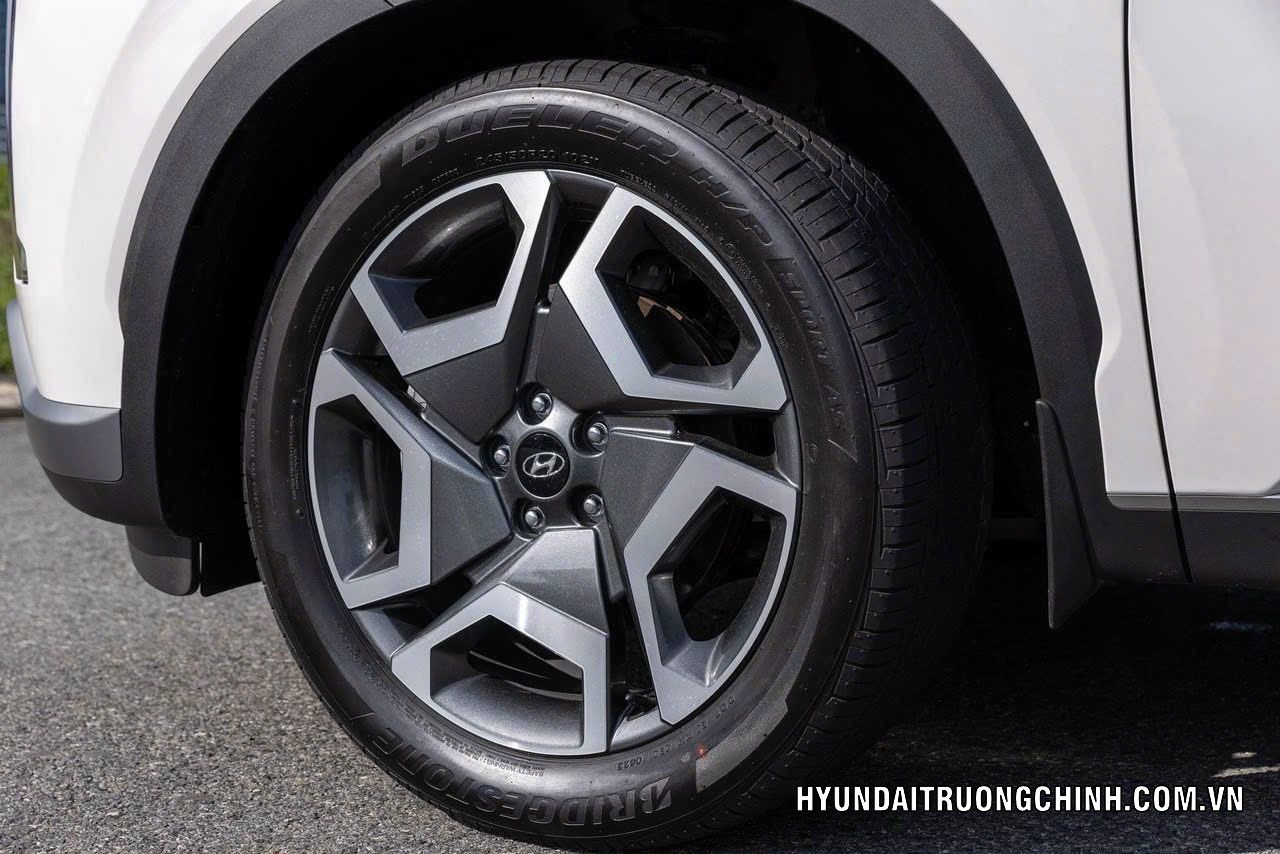 Hyundai palisade | Hyundai Palisade được hỗ trợ bởi bộ vành hợp kim 18 inch, giúp nâng đỡ phần thân trên của xe.